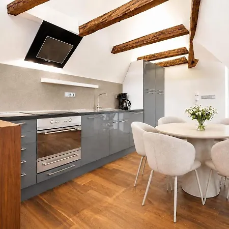Iconic Mala Strana 2-bdrm Loft Near Charles Bridge شقة *
