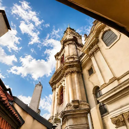 شقة Iconic Mala Strana 2-bdrm Loft Near Charles Bridge
