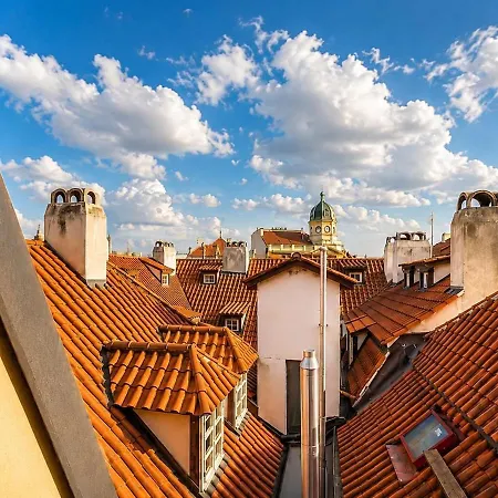 شقة Iconic Mala Strana 2-bdrm Loft Near Charles Bridge براغ