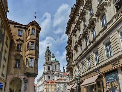 شقة Iconic Mala Strana 2-bdrm Loft Near Charles Bridge براغ